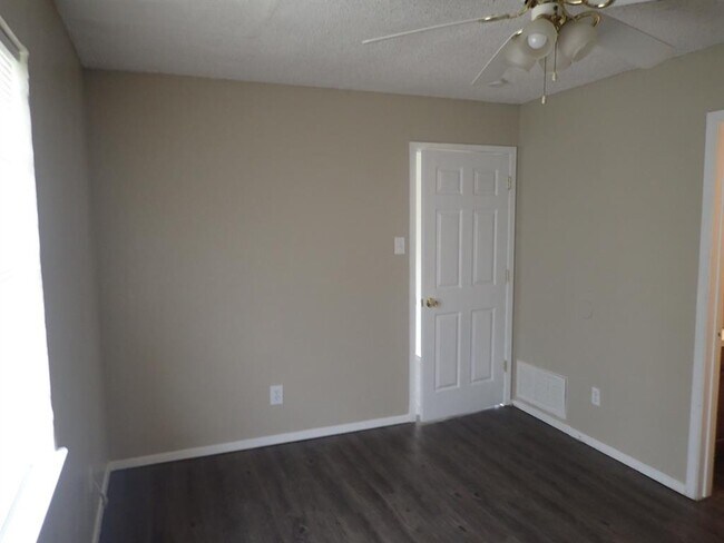 Foto del edificio - 219 Pine Meadow Dr