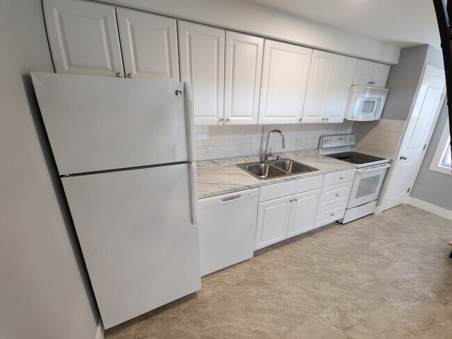 Cocina moderna y espaciosa - Cypress Bend Village Apartments