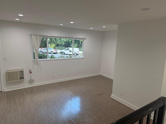 Building Photo - 9910 Robbins Dr