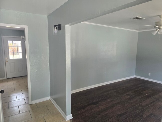 Building Photo - Spacious 4 bedroom/1 bath home with Centra...