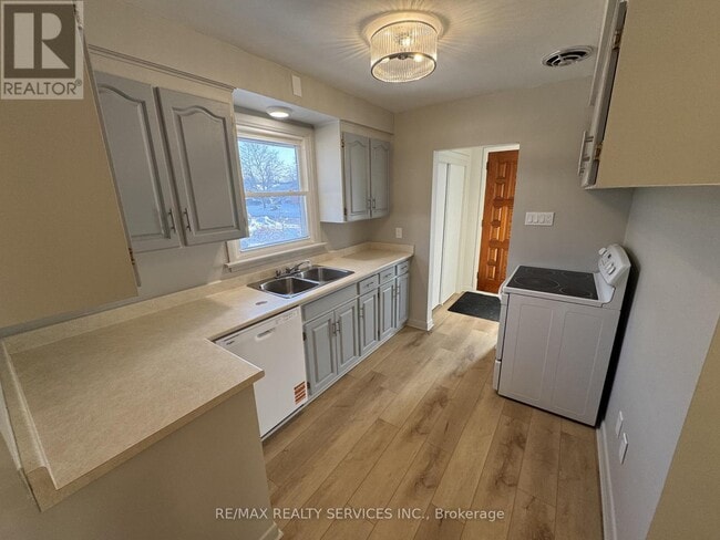 Building Photo - 44 Carlyle Crescent