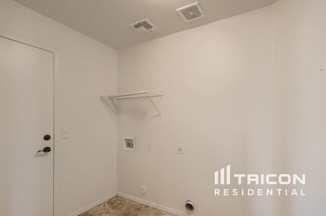 Building Photo - 11844 W Edgemont Ave