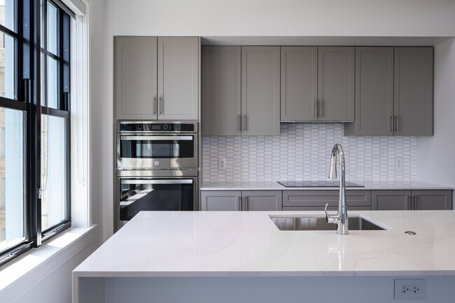 Building Photo - 2333 N Lincoln Park W