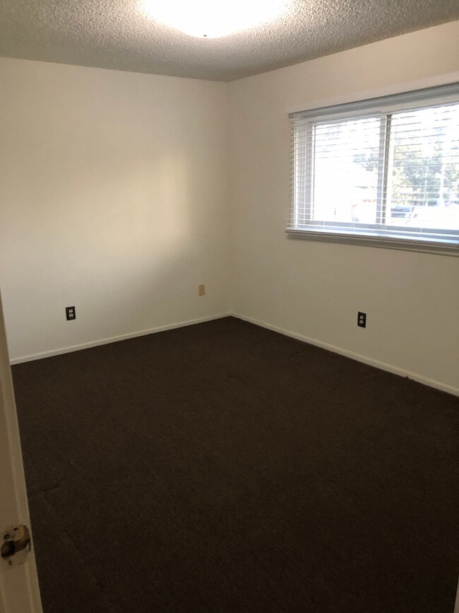 Building Photo - 1006 W Calle del Sol