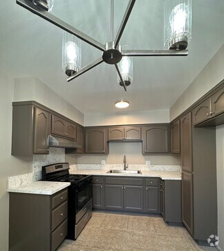 Building Photo - 405 S Kroeger St
