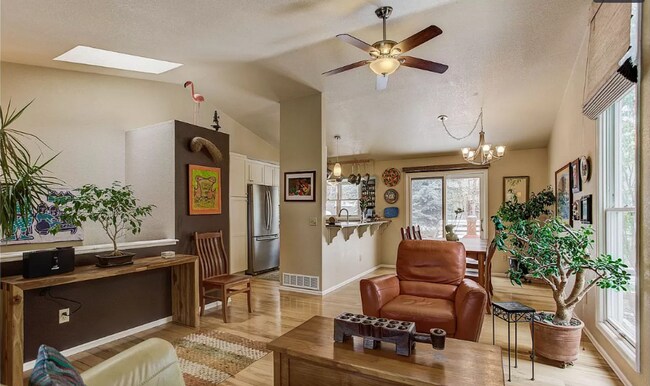 Building Photo - LOVELY 4 Bed 2 Bath Single Family Home in ...