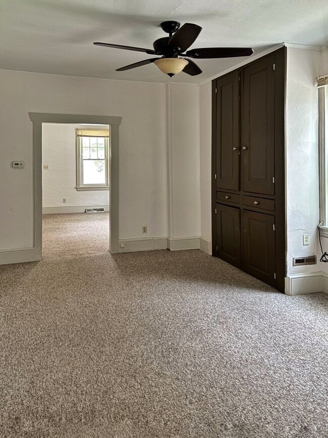 Building Photo - 3 bed 1.5 bathroom apartment in Harleysvil...