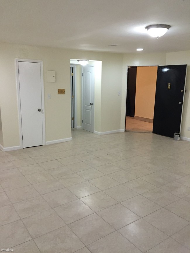 Building Photo - 1 br, 1 bath Apartment - 11019 72nd Rd 2A