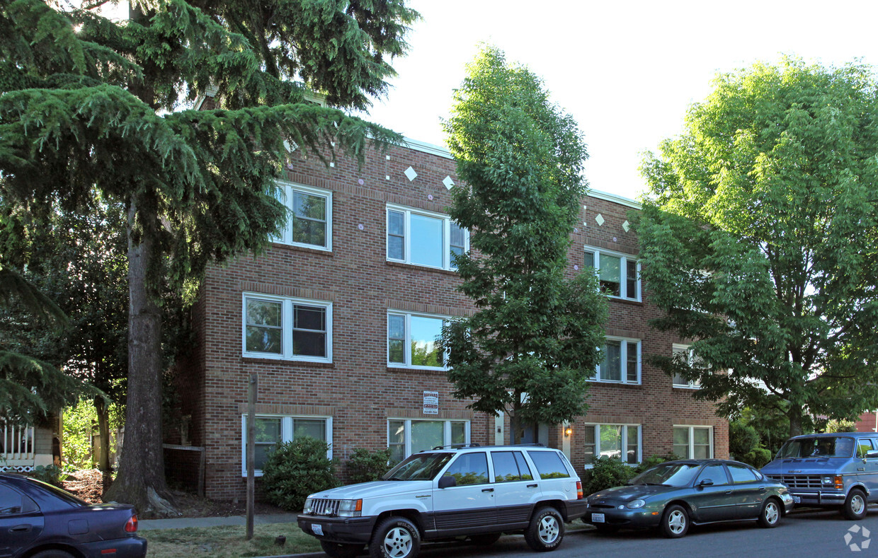 Primary Photo - Harvard Apartments