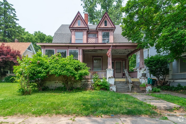 Building Photo - 724 W Prairie Ave