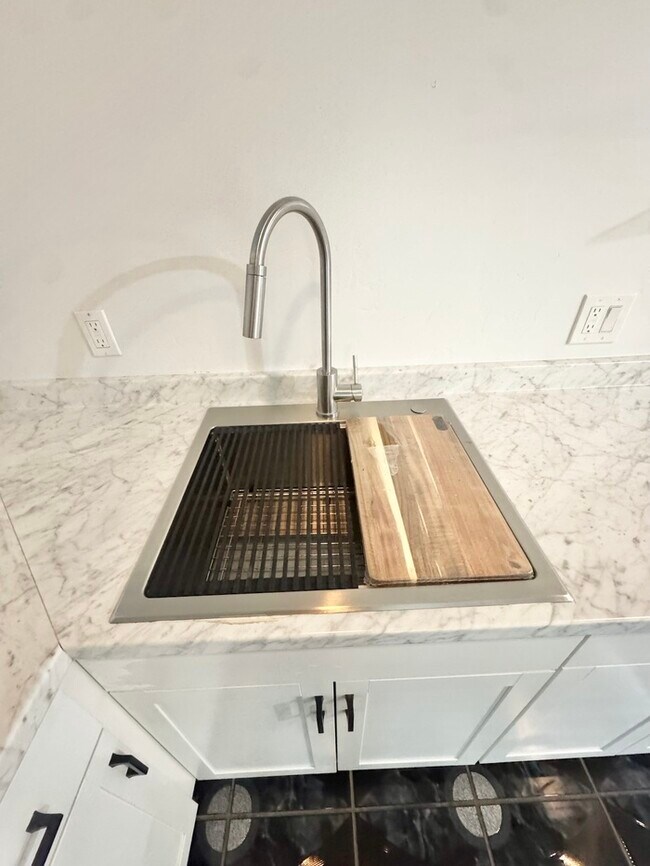 Foto del edificio - Charming/updated studio in North Highlands!