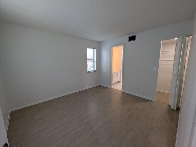 Foto del edificio - 21915 Lake Forest Cir