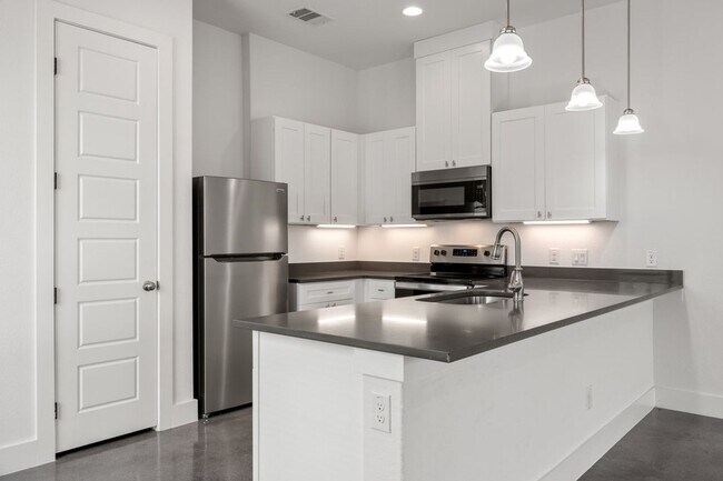 Building Photo - Spacious and Modern Townhome!