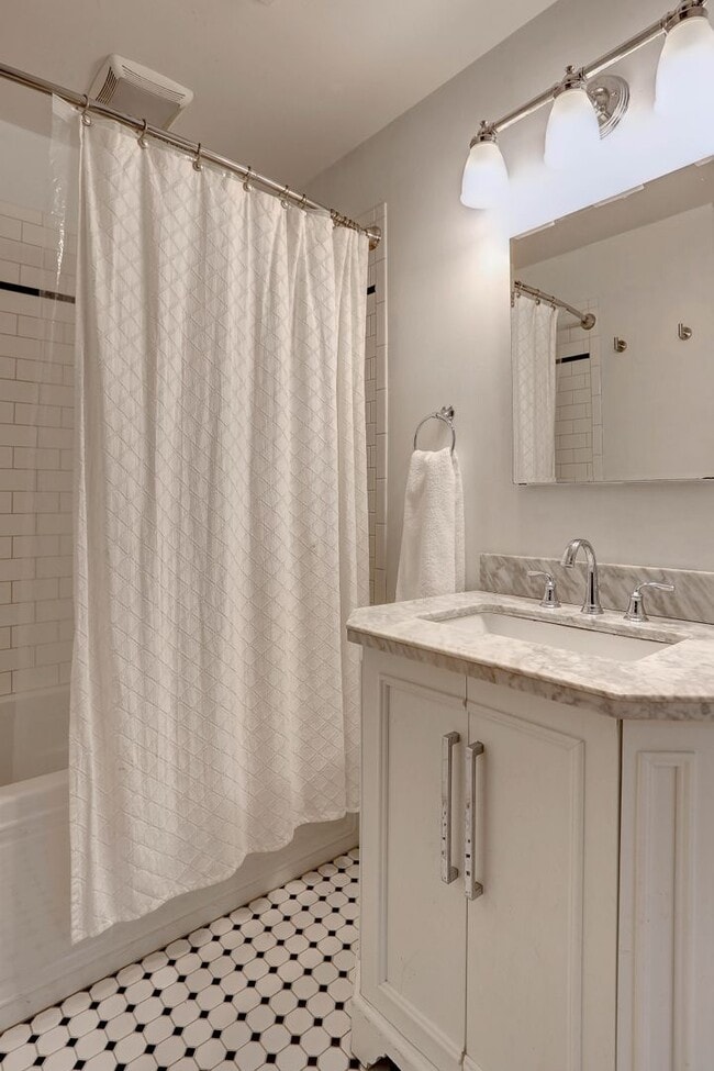 Foto del edificio - 4 Bedroom 2 Bath Hanover Home w- 2-Car Gar...