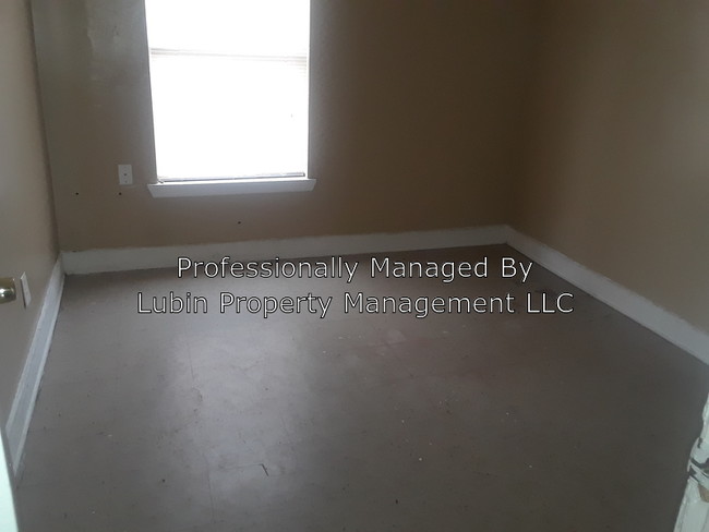 Building Photo - 918 N Hollywood St