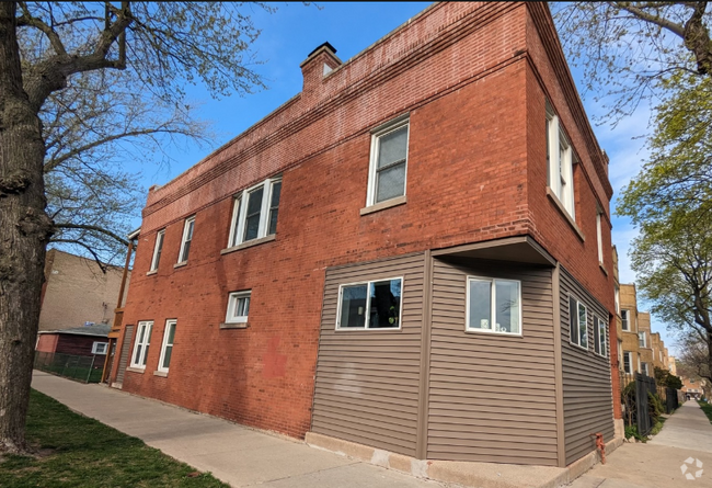 Building Photo - 3756 W Windsor Ave