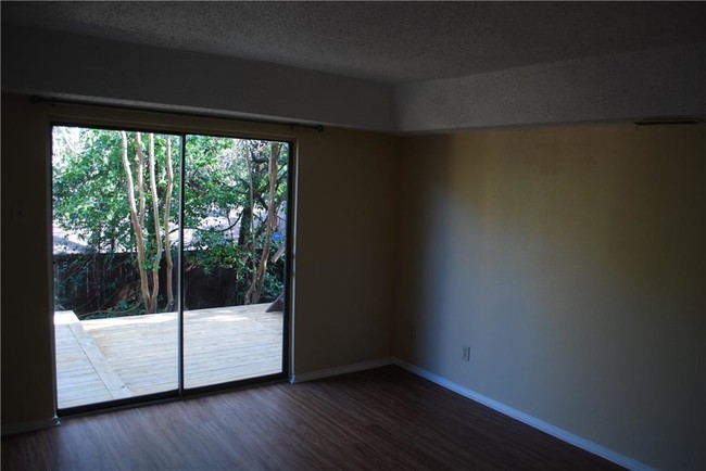 Building Photo - 6112 Summer Creek Cir