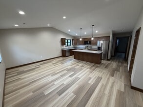 Building Photo - 419 2nd St E