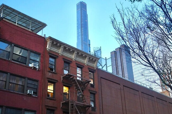 Foto del edificio - 345 W 53rd St