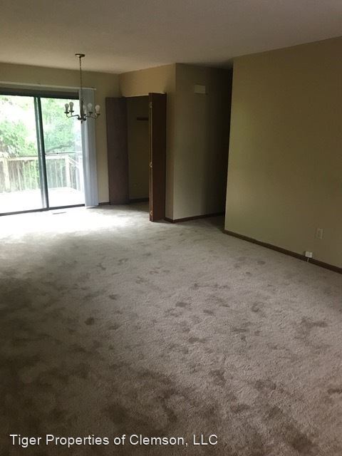 Building Photo - 251 Willow Ct