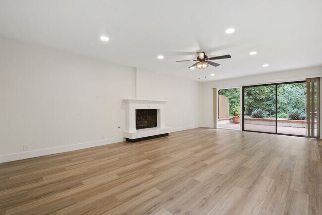 Foto del edificio - Beautiful four bedroom, three bath, townhouse available for rent. A must see.