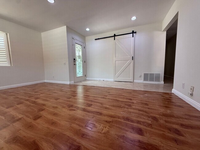 Foto del edificio - 6449 Sheltondale Ave