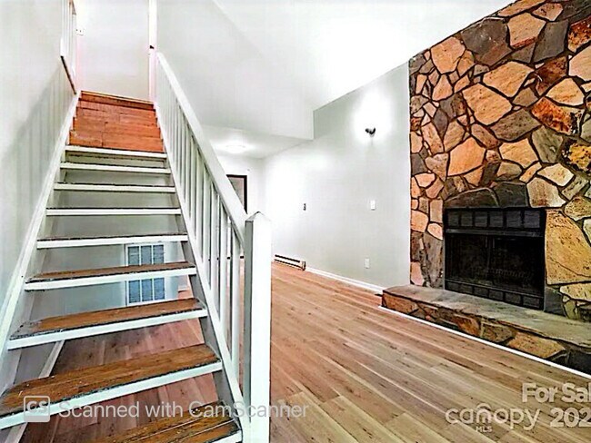 Foto del edificio - 11231 E W.T. Harris Blvd