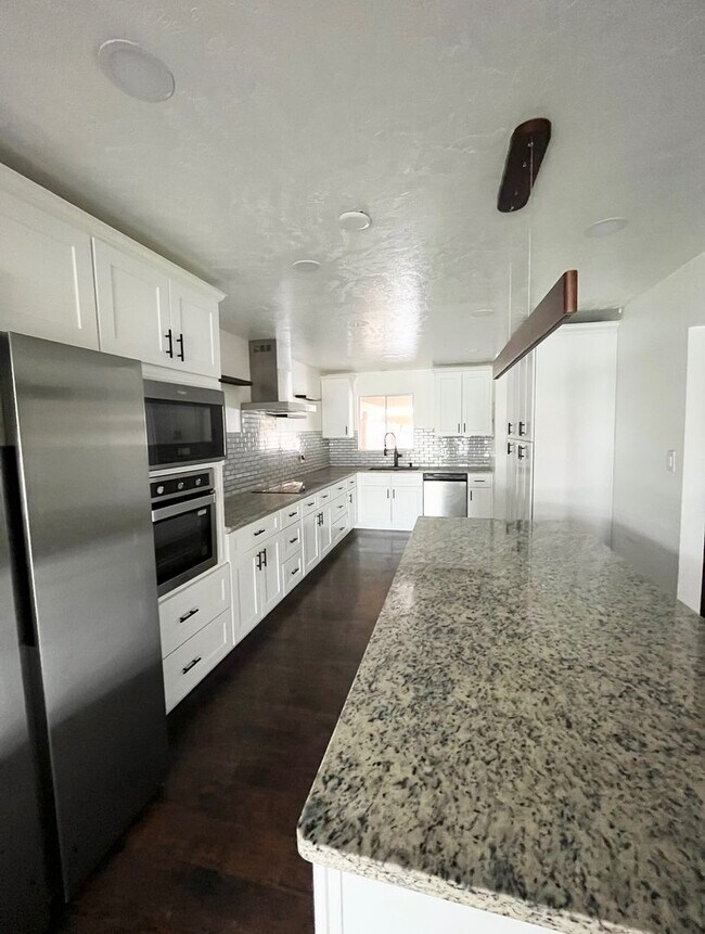 Foto del edificio - Beautiful Home right next to Lavelle Edwards Stadium Provo!