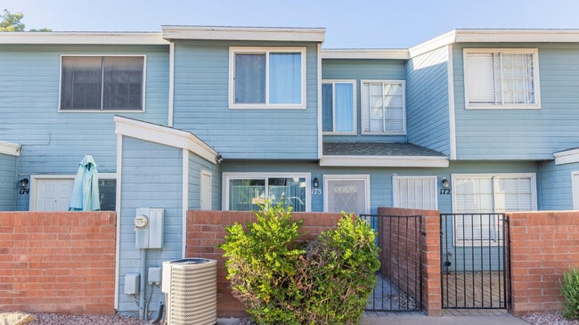 Foto del edificio - 2301 E University Dr