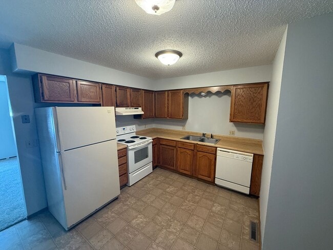 Building Photo - Refreshed 2-Bedroom Duplex in the Heart of...