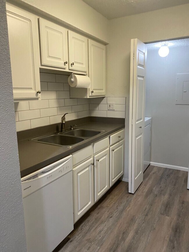 Building Photo - **CABANA KEY** One Bedroom ready for occupancy