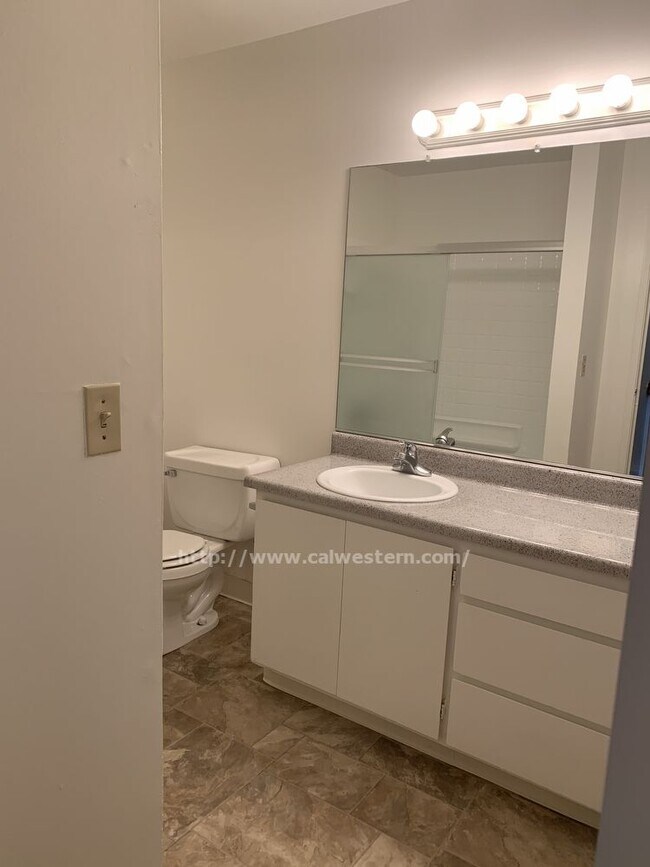 Foto del edificio - Large one bedroom apartments available now