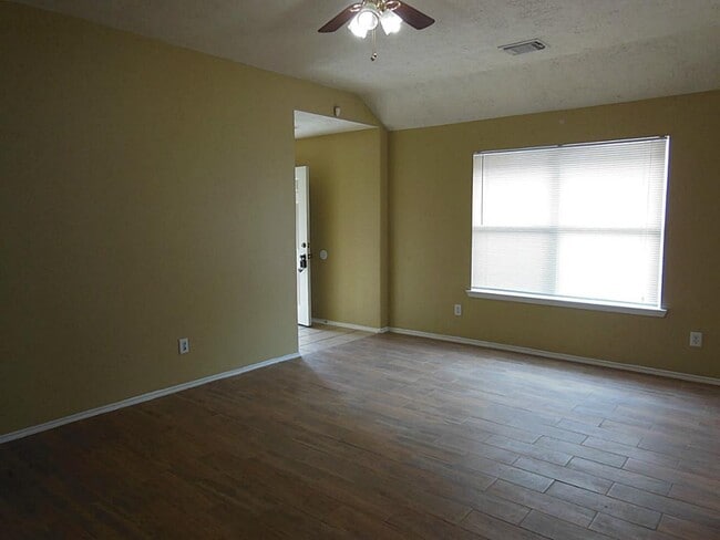 Building Photo - 1402 Sycamore Leaf Way