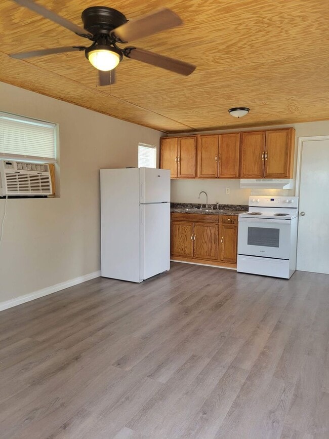 Foto del edificio - Cute Tiny Home near Cedar Creek Lake.  Fur...