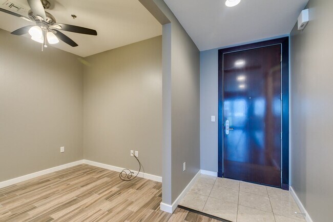 Foto del edificio - Iconic Strip-View Luxury | Elegant 1BR + Den High-Rise Residence