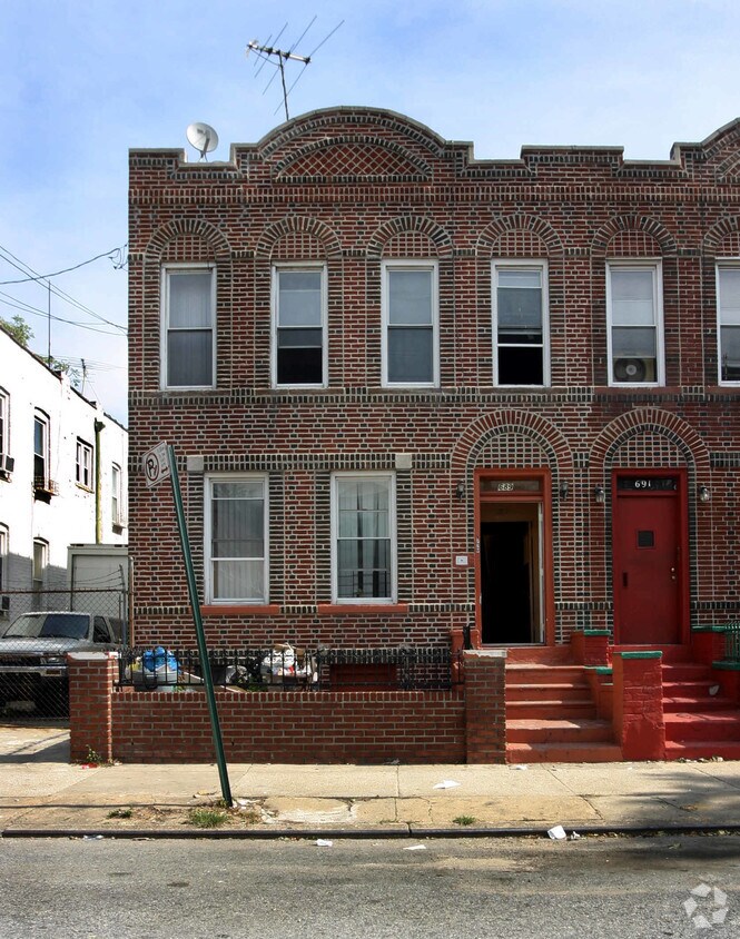Primary Photo - 689 Sheffield Ave
