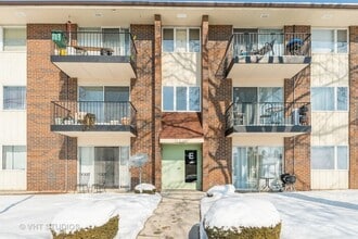 Building Photo - 5S100 Pebblewood Ln
