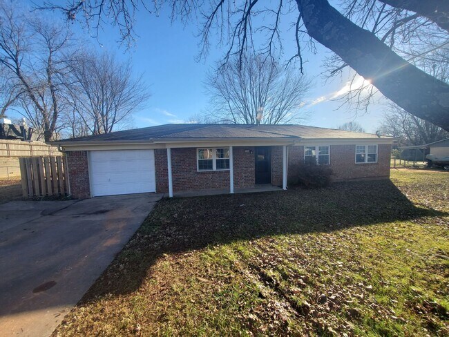 Foto del edificio - Nice 3 bedroom 2 bath home with fenced in ...
