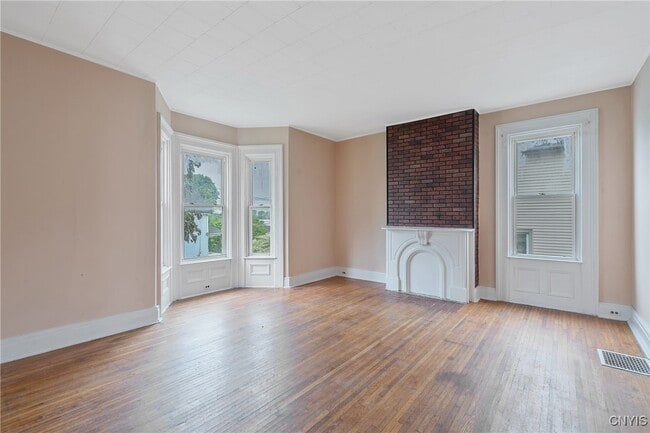 Building Photo - 103 E 7th St