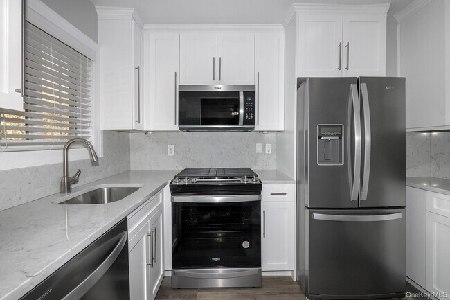 Foto del edificio - 5 Dark Hollow Rd