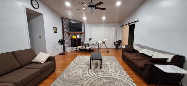 Foto del edificio - 6567 Montrose Trail