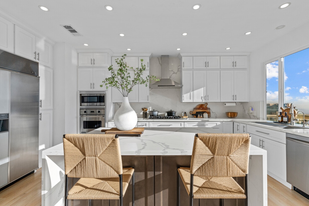 Primary Photo - 2019 Sunset Plaza Dr