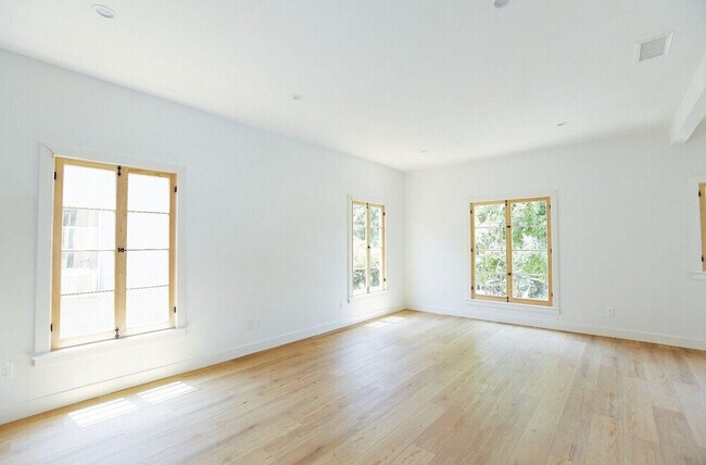 Building Photo - 428 N Orange Grove Ave