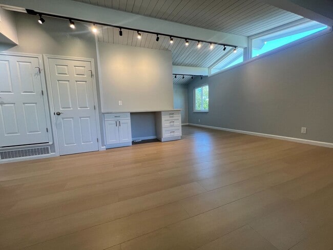 Building Photo - 831 Sinex Ave