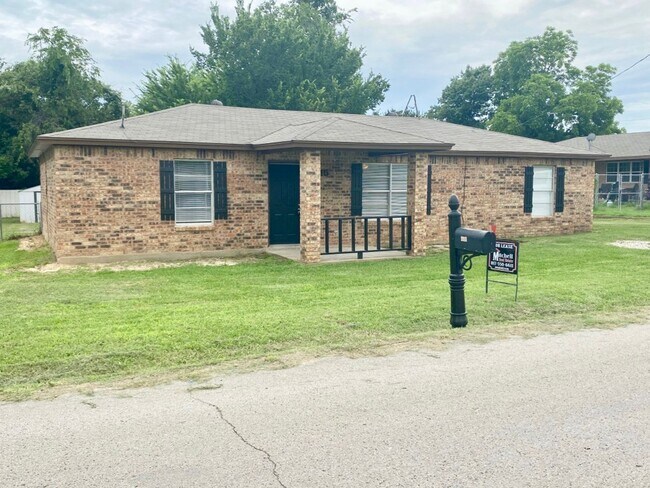 Building Photo - MOVE-IN SPECIAL! 50% Off 1st Month's Rent ...