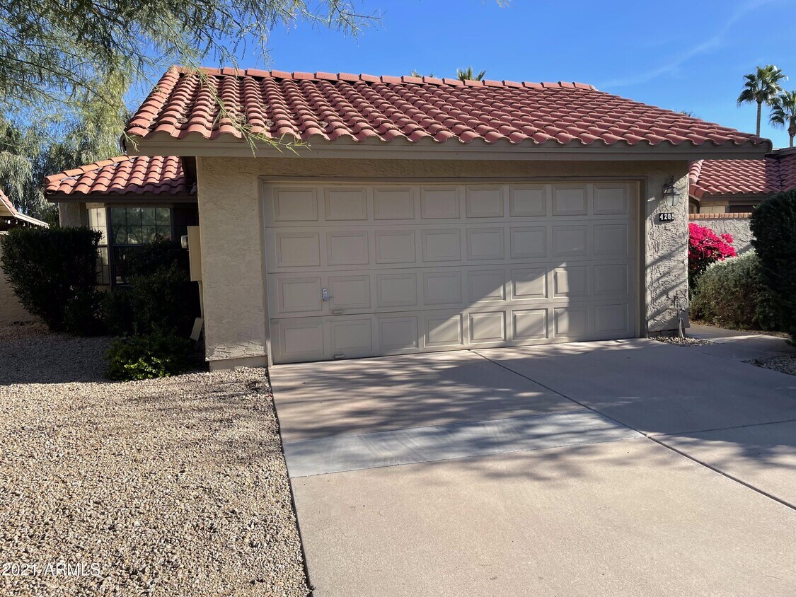 Primary Photo - 4208 E Sandia St