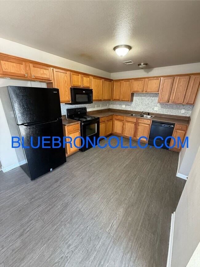 Building Photo - Beautiful 3-bedroom, 2-bathroom Duplex with attached garage