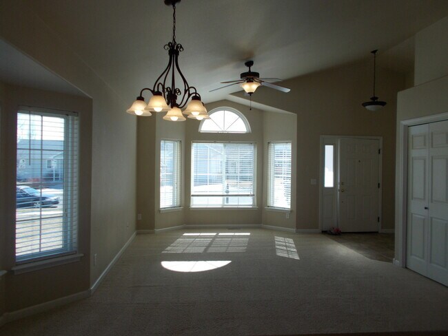 Building Photo - 5 Bed/ 3 Bath/ 2 Car Garage Open Floor Pla...