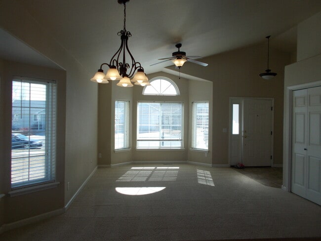 Foto del edificio - 5 Bed/ 3 Bath/ 2 Car Garage Open Floor Plan Home in Billings Heights