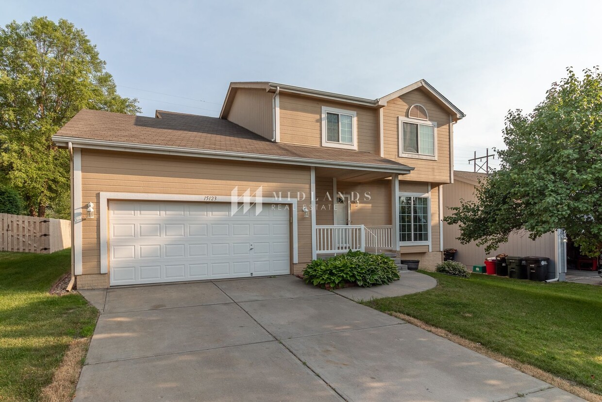 Foto principal - Spacious 4 bedroom Home!